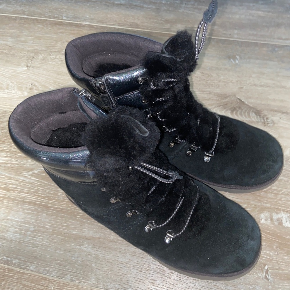 Black Ugg snow boot sherpa size 6Y can also fit a woman 8M